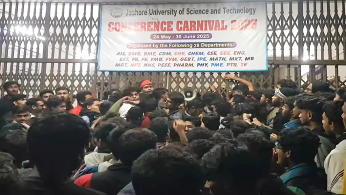 শিক্ষার্থীদের দাবি পূরণের আশ্বাস দিয়ে রাত পৌনে ২টার দিকে মুক্ত হন ভিসি।  ছবি- রূপালী বাংলাদেশ