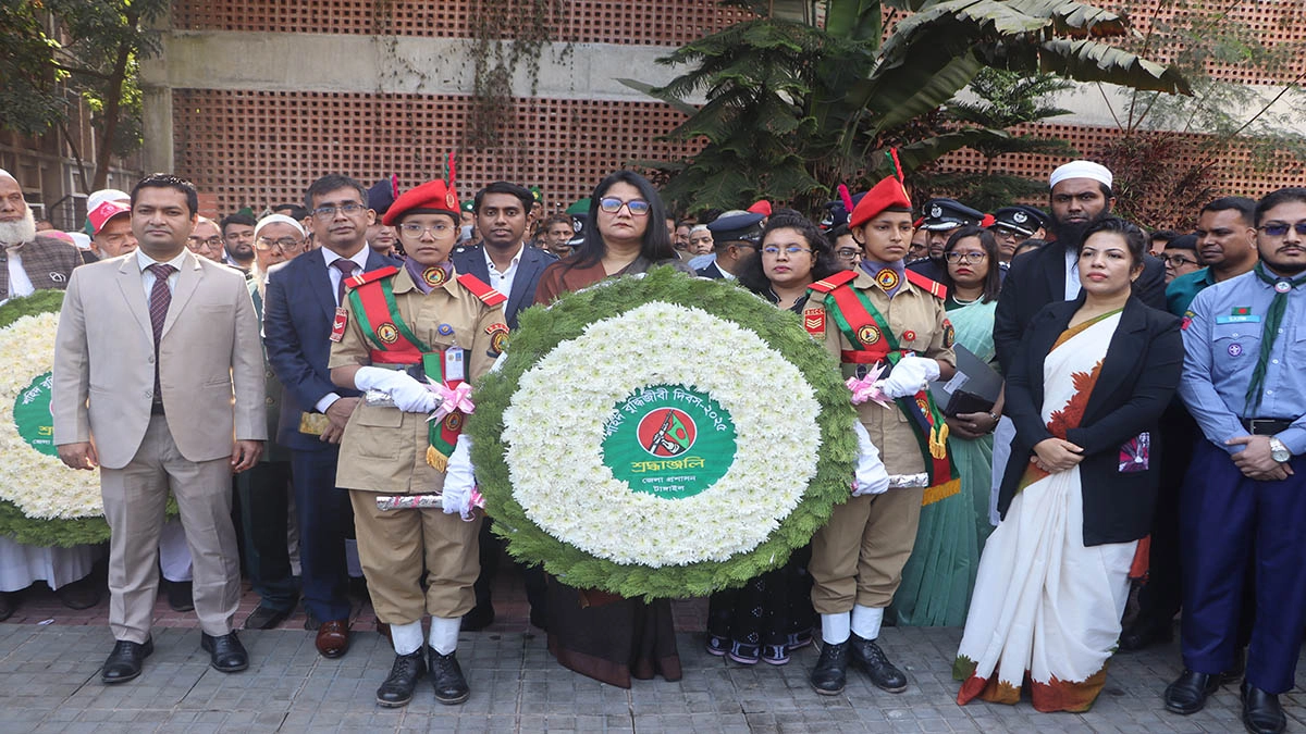 বধ্যভূমিতে শ্রদ্ধাঞ্জলি জানান জেলা প্রশাসক শরীফা হক।  ছবি- রূপালী বাংলাদেশ
