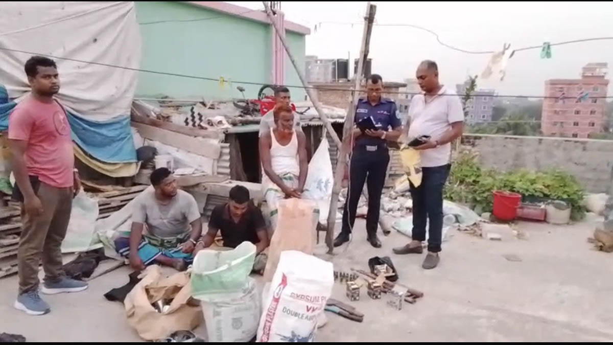 জব্দকৃত মালামালসহ আটককৃতরা। ছবি- রূপালী বাংলাদেশ