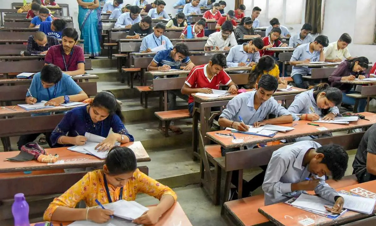 ভারতের একটি পরীক্ষা কেন্দ্রে পরীক্ষা দিচ্ছে শিক্ষার্থীরা। ছবি- সংগৃহীত