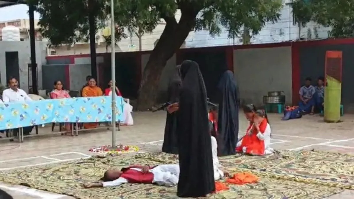 ভাবনগরের ওই স্কুলের অনুষ্ঠানের যে নাটক ঘিরে বিতর্ক। ছবি- সংগৃহীত