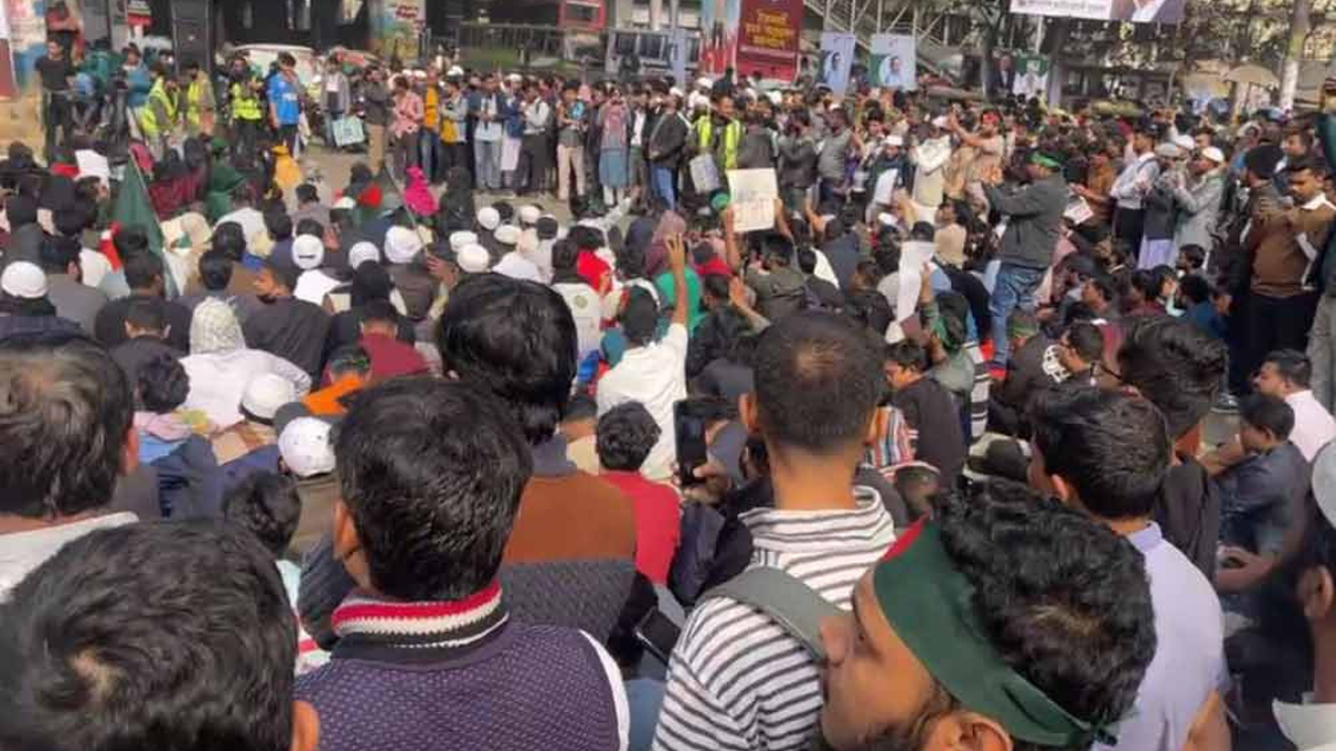 শাহবাগে অবস্থান নিয়েছেন ইনকিলাব মঞ্চের নেতাকর্মীরা। ছবি : সংগৃহীত