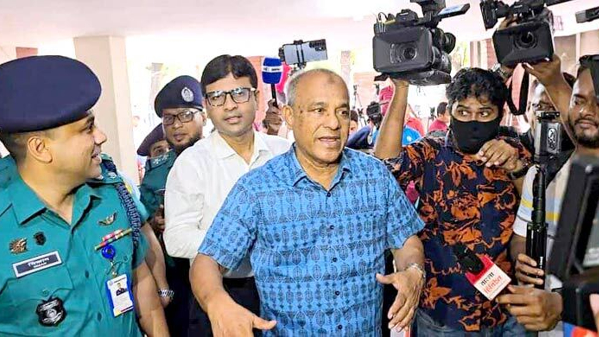 মোহাম্মদপুর থানা পরিদর্শনকালে স্বরাষ্ট্র উপদেষ্টা লেফটেন্যান্ট জেনারেল (অব.) মো. জাহাঙ্গীর আলম চৌধুরী। ছবি- সংগৃহীত