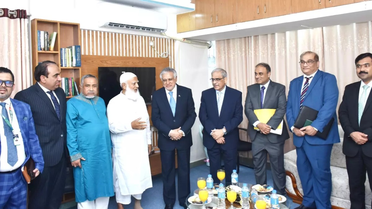 জামায়াতে ইসলামীর আমির ডা. শফিকুর রহমান ও পাকিস্তানের উপ-প্রধানমন্ত্রী ও পররাষ্ট্রমন্ত্রী মুহাম্মাদ ইসহাক দার। ছবি- সংগৃহীত