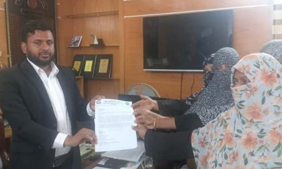 হেনস্তার অভিযোগে প্রশাসনের কাছে লিখিত অভিযোগ দিয়েছেন জামায়াতে ইসলামীর নারী কর্মীরা। ছবি- রূপালী বাংলাদেশ