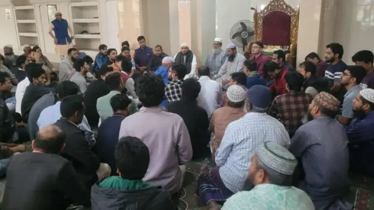 বিশ্ববিদ্যালয়ের কেন্দ্রীয় জামে মসজিদে দোয়া মাহফিল। ছবি- রূপালী বাংলাদেশ