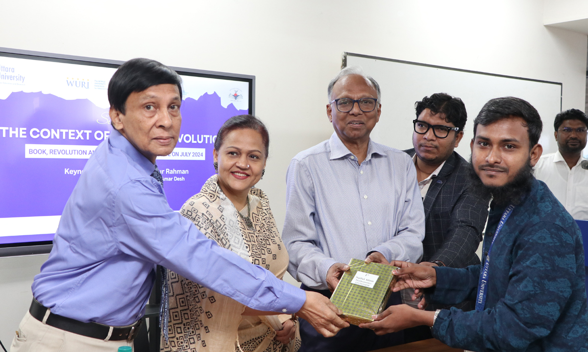 সেমিনাতে শিক্ষার্থীর হাতে উপহার তুলে দিচ্ছেন অতিথিরা। ছবি- সংগৃহীত