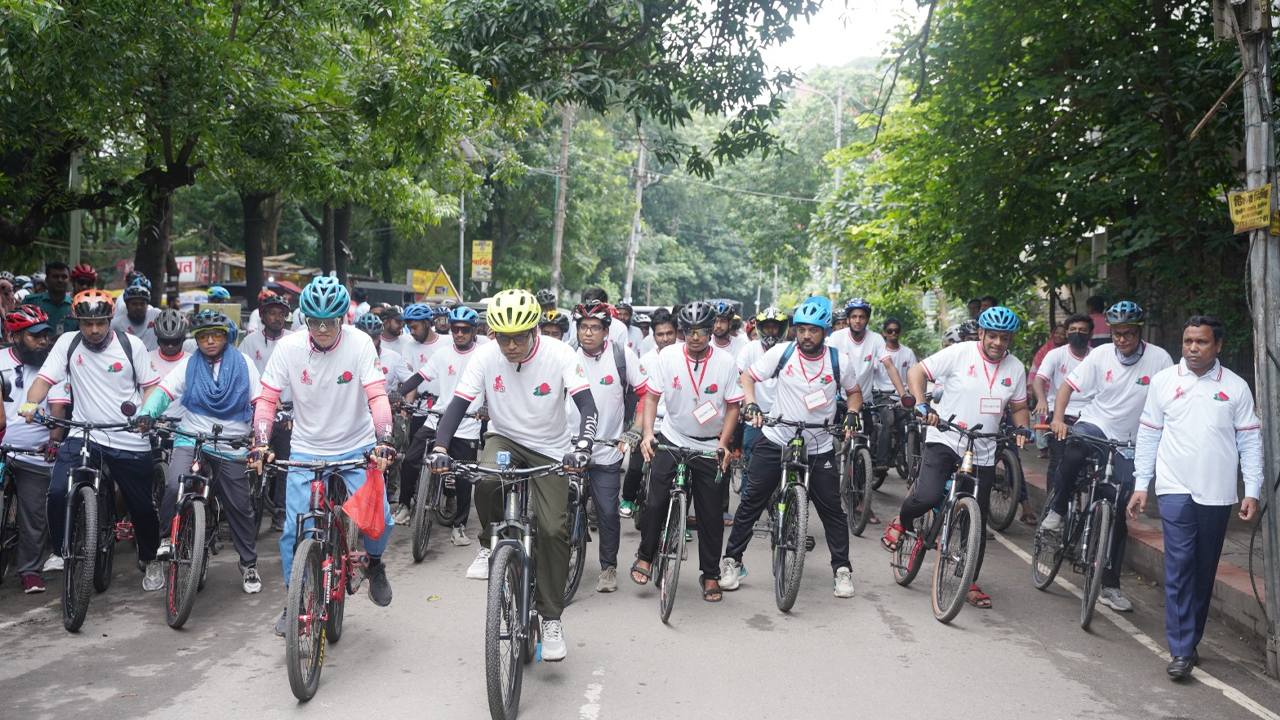 সাইকেল র‍্যালিটি ধানমন্ডির রবীন্দ্র সরোবর থেকে শুরু হয়ে ঢাকার বিভিন্ন সড়ক প্রদক্ষিণ করে নগর ভবনে এসে শেষ হয়। ছবি- সংগৃহীত
