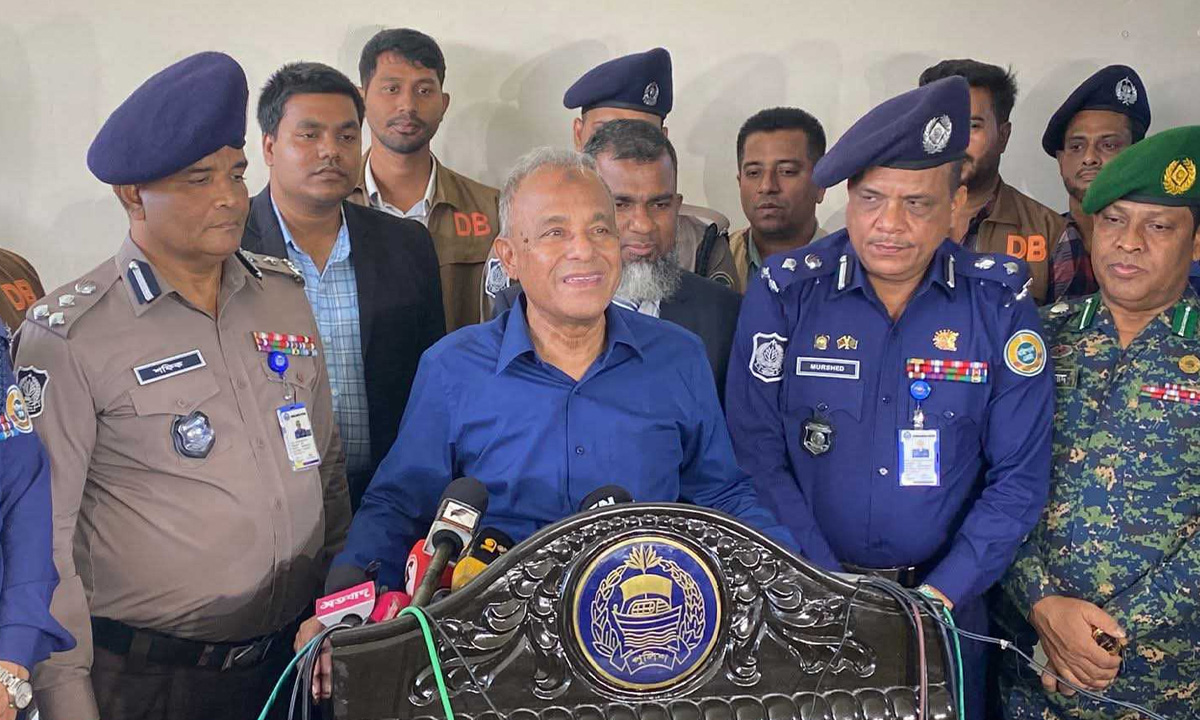 সাংবাদিকদের সঙ্গে কথা বলছেন স্বরাষ্ট্র উপদেষ্টা লে. জেনারেল (অব.) মো. জাহাঙ্গীর আলম চৌধুরী। ছবি- সংগৃহীত