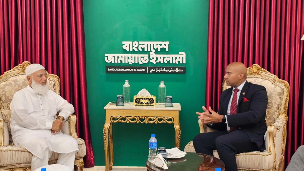 জামায়াতে ইসলামীর আমির ডা. শফিকুর রহমান ও ঢাকাস্থ কানাডিয়ান হাইকমিশনার অজিত শিং। ছবি- সংগৃহীত