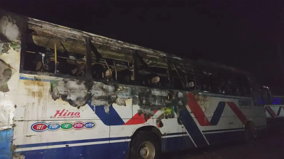 ভোটের রাতে দাঁড়িয়ে থাকা বাসে আগুন। ছবি : সংগৃহীত