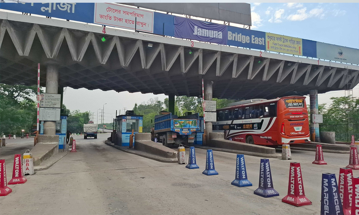 যমুনা সেতুতে টোল আদায়ের দৃশ্য। ছবি : সংগৃহীত