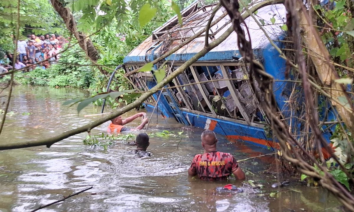 ঝিনাইগাতীতে যাত্রীবাহী একটি মিনিবাস নিয়ন্ত্রণ হারিয়ে পুকুড়ে পড়ে গেছে। ছবি- রূপালী বাংলাদেশ