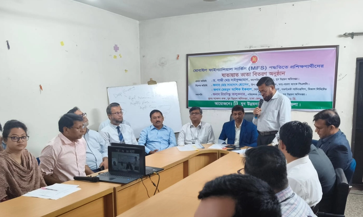 যুব উন্নয়ন অধিদপ্তরের প্রশিক্ষিত যুবদের মাঝে ভাতা বিতরণ। ছবি : সংগৃহীত