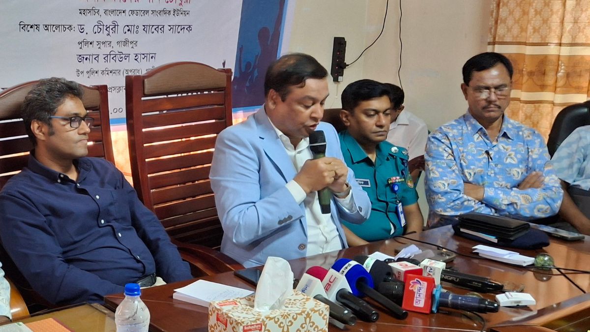 বক্তব্য দেন বাংলাদেশ ফেডারেল সাংবাদিক ইউনিয়নের মহাসচিব কাদের গনি চৌধুরী। ছবি- রূপালী বাংলাদেশ