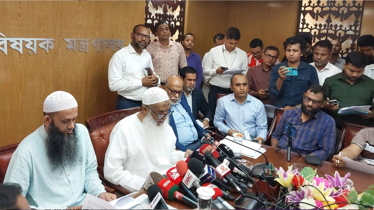 সচিবালয়ে ধর্মমন্ত্রী কাজী শাহ মোফাজ্জাল হোসাইন কায়কোবাদ। ছবি : সংগৃহীত