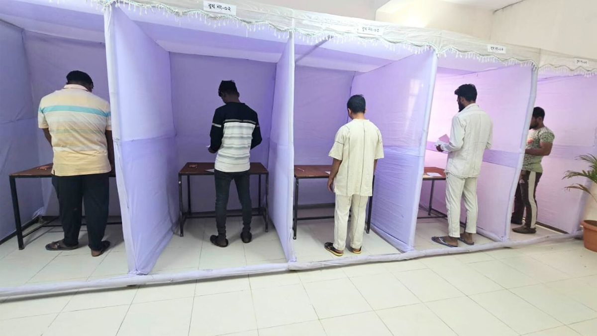 ভোট দিচ্ছেন কারাবন্দিরা। ছবি : সংগৃহীত