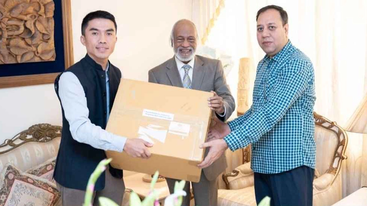 খালেদা জিয়ার পক্ষ থেকে উপহার গ্রহণ করেছেন বিএনপির স্থায়ী কমিটির সদস্য ড. আব্দুল মঈন খান। ছবি- সংগৃহীত