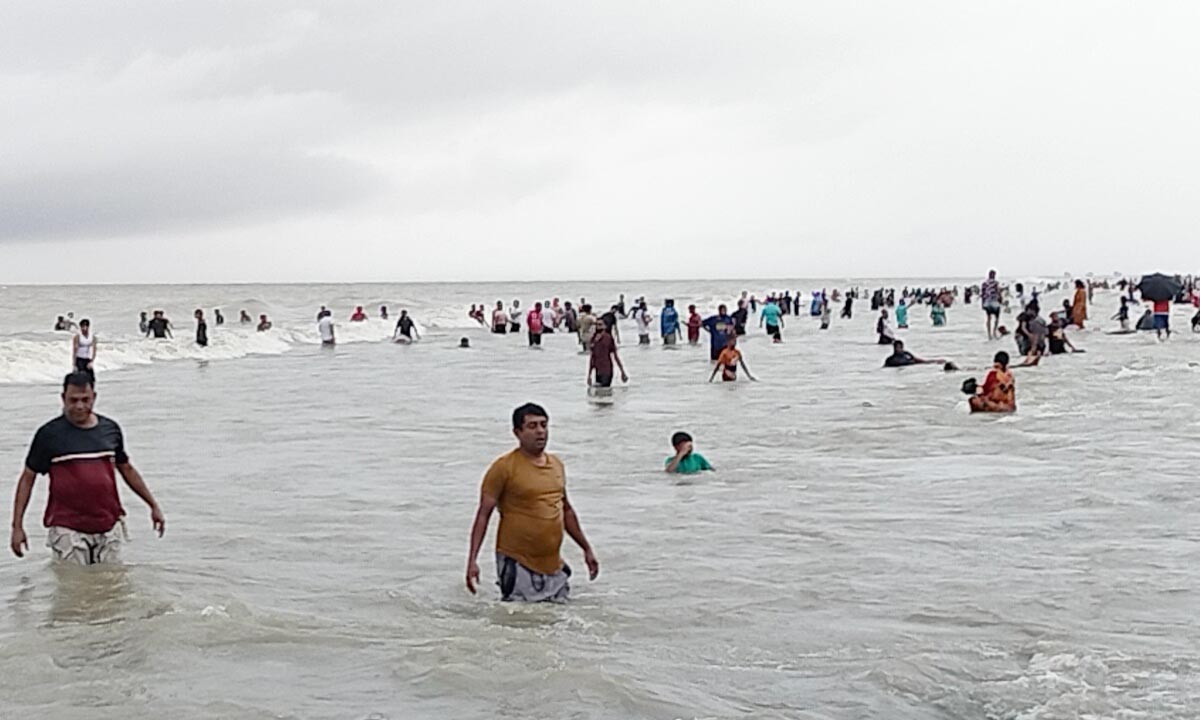 বৈরী আবহাওয়ার মাঝেই পর্যটকদের বাঁধভাঙা উল্লাস। ছবি- রূপালী বাংলাদেশ