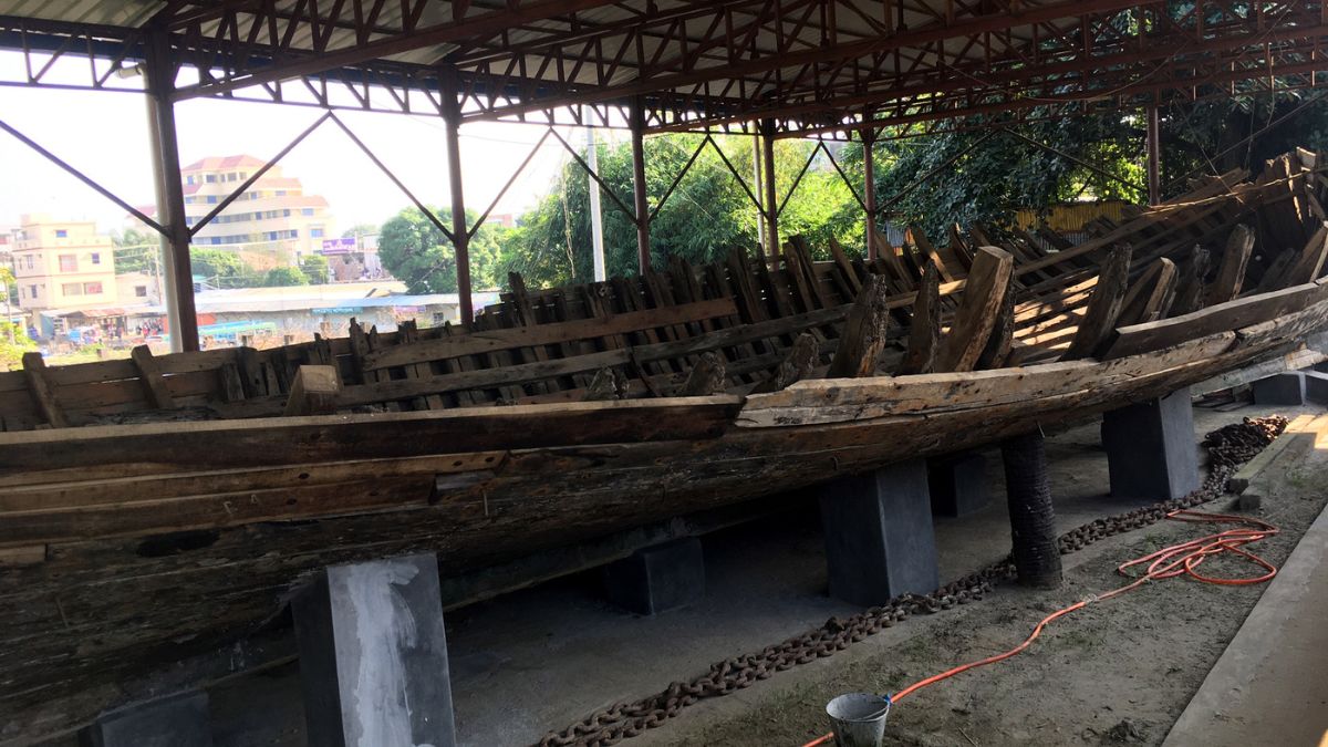 কুয়াকাটার ঐতিহাসিক পালতোলা নৌকাটি। ছবি : রূপালী বাংলাদেশ