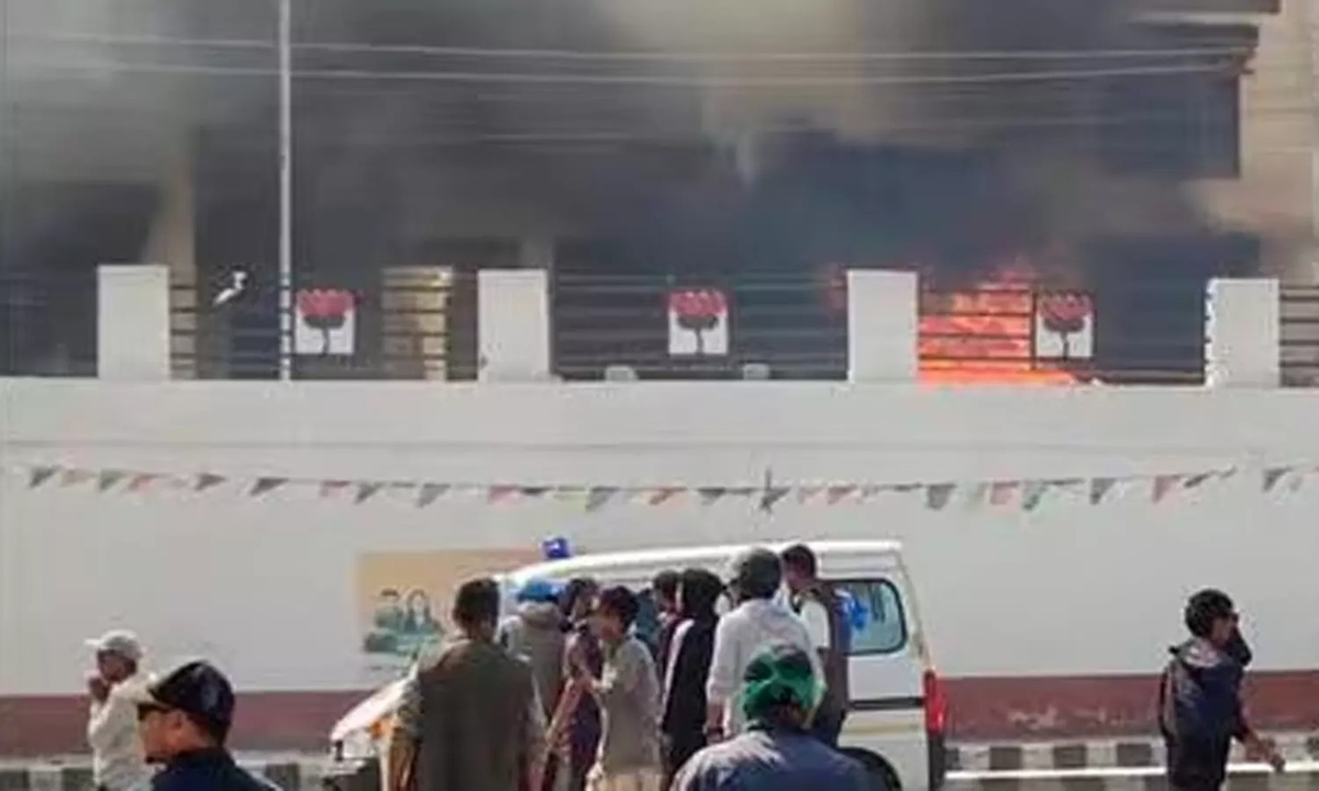 লাদাখের লেহ শহরে বিজেপির পার্টি অফিসের সামনে পুলিশের গাড়িতে আগুন ধরিয়ে দেয় বিক্ষুব্ধরা। ছবি- সংগৃহীত