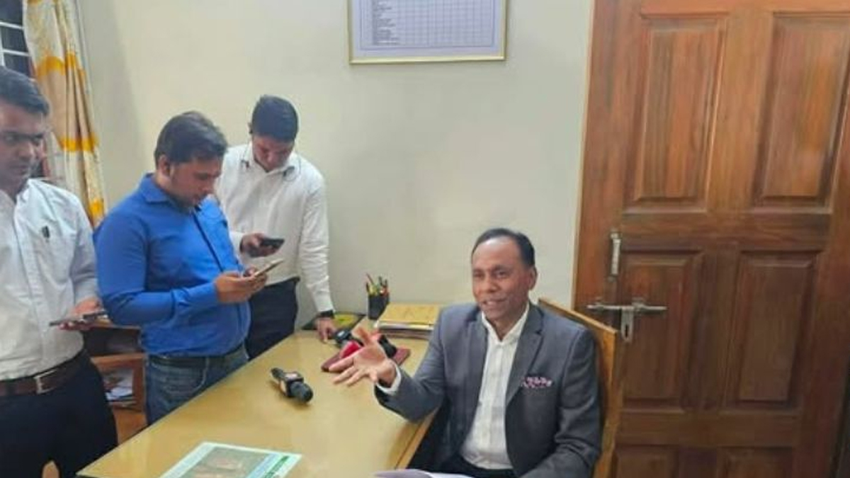 ভূমি অফিসে আকস্মিক পরিদর্শনে ভূমি প্রতিমন্ত্রী। ছবি : রূপালী বাংলাদেশ