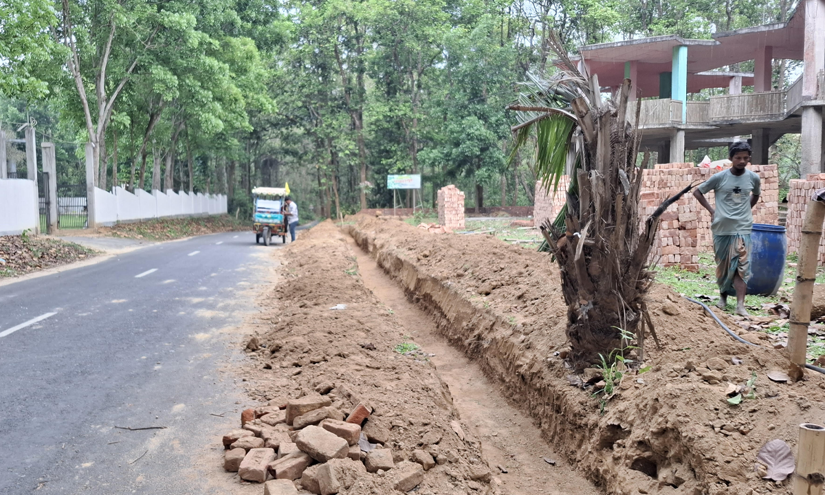 শেরপুরে সওজ-এর জায়গা দখল করে দেয়াল নির্মাণ বনরাণী রিসোর্ট’-এর বিরুদ্ধে। ছবি- রূপালী বাংলাদেশ
