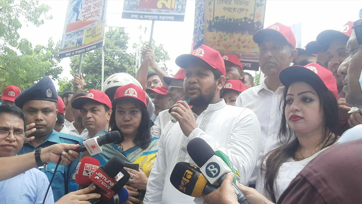 পুনর্জাগরণ র‌্যালি শেষে সমাপনী বক্তব্য দিচ্ছেন তথ্য ও সম্প্রচার উপদেষ্টা মাহফুজ আলম।  ছবি- সংগৃহীত