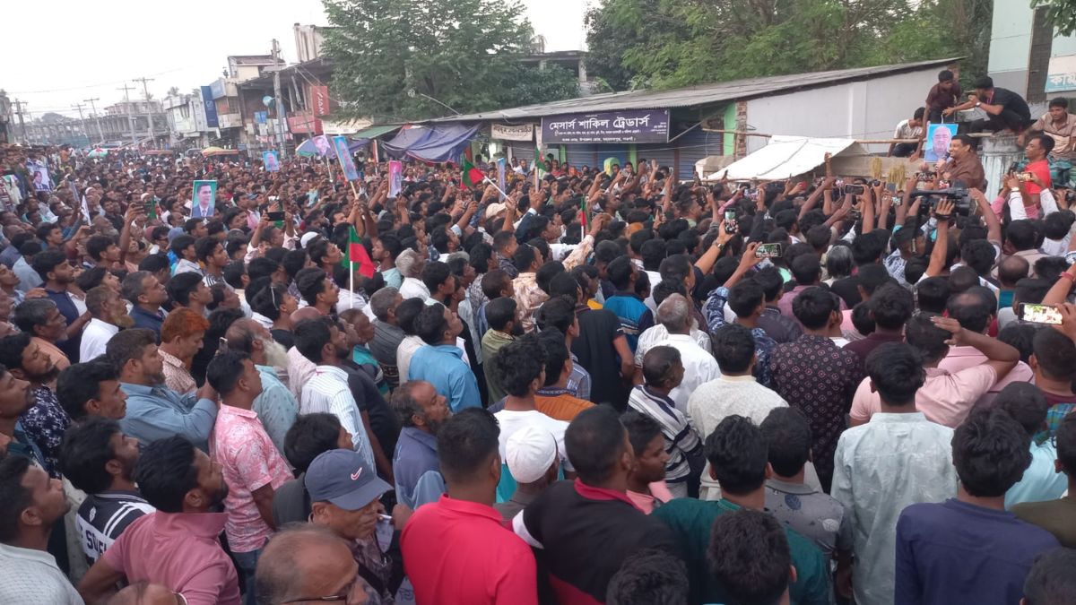 মহাদেবপুর উপজেলা সদরে পারভেজ আরেফিন সিদ্দিকী জনির সমর্থকদের বিক্ষোভ। ছবি- রূপালী বাংলাদেশ