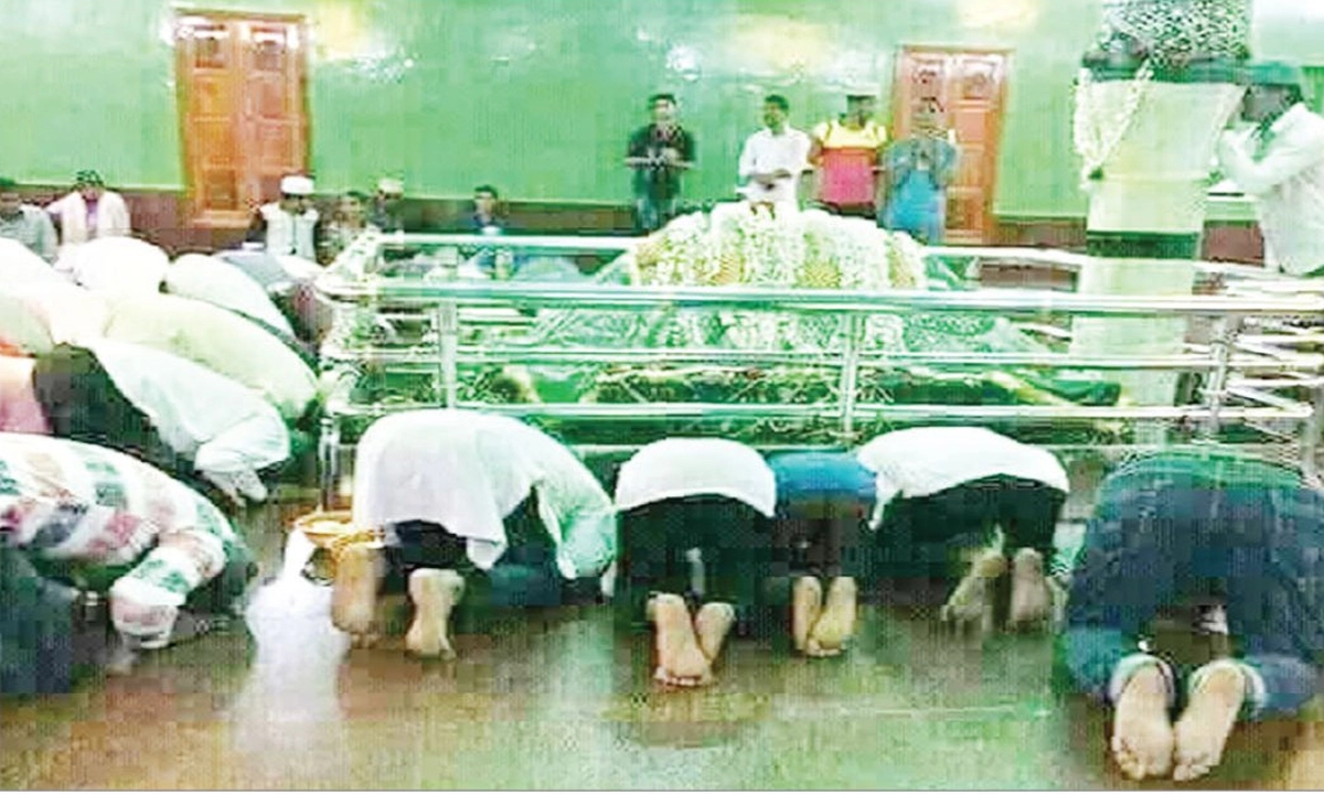 মাজার বা পীরের পায়ে সেজদা শিরক। ছবি : সংগৃহীত