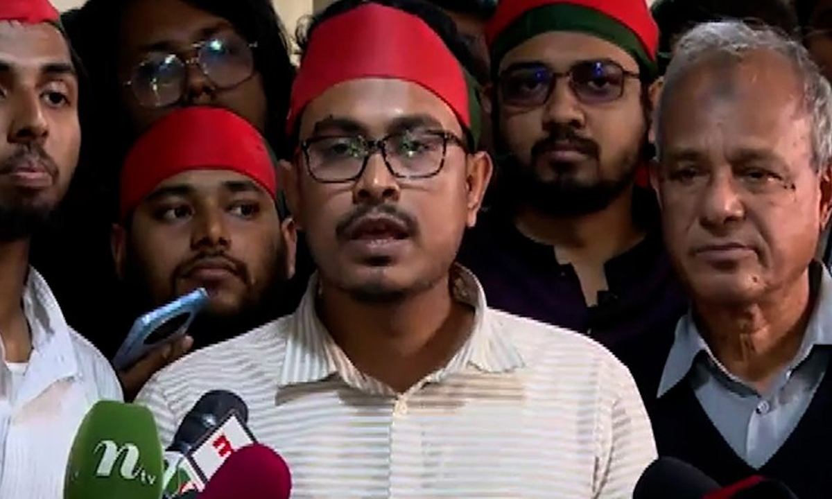 স্বরাষ্ট্র উপদেষ্টার উপস্থিতিতে তাকেই পদত্যাগের আল্টিমেটাম দেন ডাকসু ভিপি। ছবি- সংগৃহীত