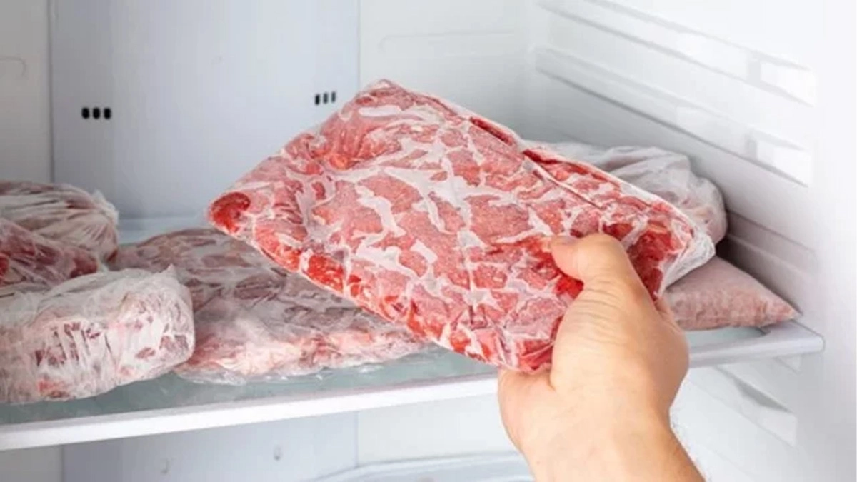 ফ্রিজে গরুর মাংস।