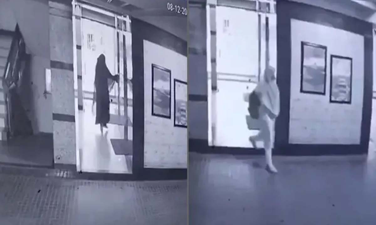 সিসিটিভি ফুটেজে এক নারীকে বোরকা পরে ঢুকে স্কুল ড্রেসে বের হতে দেখা যায়, যাকে গৃহকর্মী আয়েশা বলে সন্দেহ করা হচ্ছে । ছবি- সংগৃহীত
