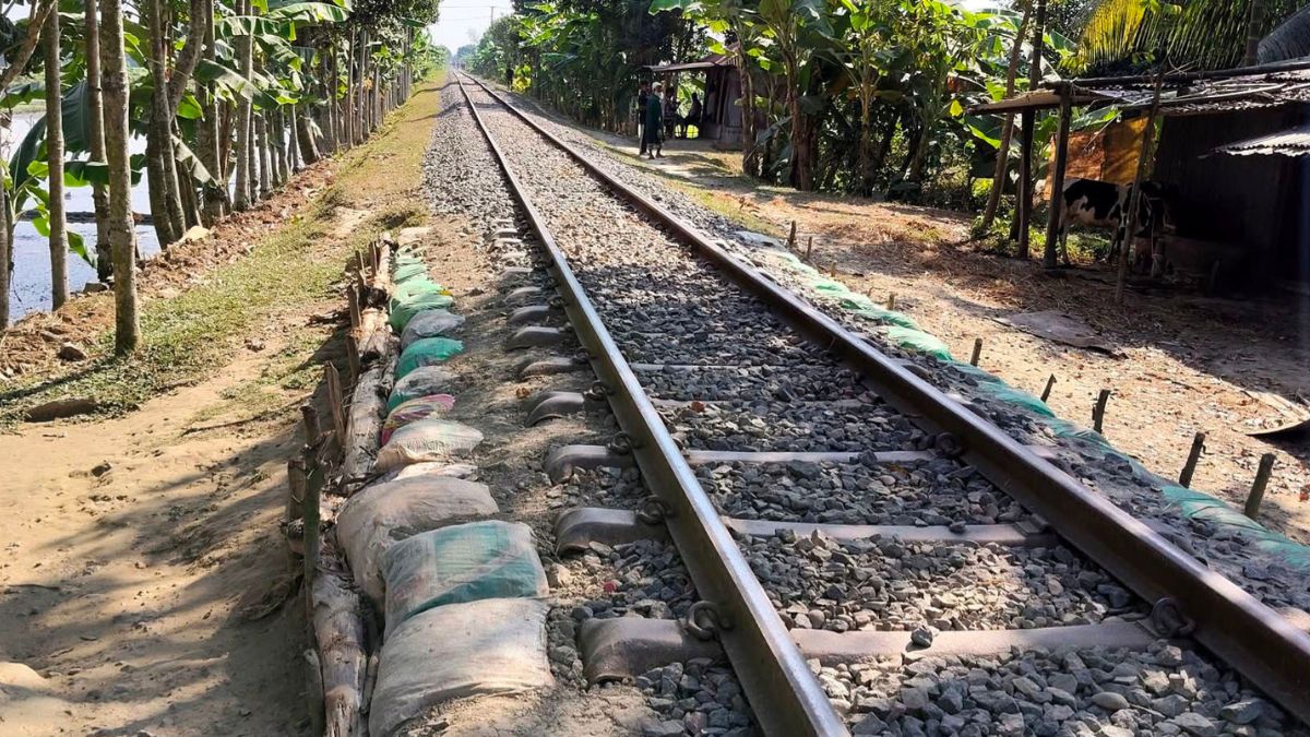 ময়মনসিংহে বাঁশের খুঁটি-কলাগাছ ও বালুর বস্তা ফেলে রেললাইন সংস্কার করা হয়েছে। ছবি- রূপালী বাংলাদেশ