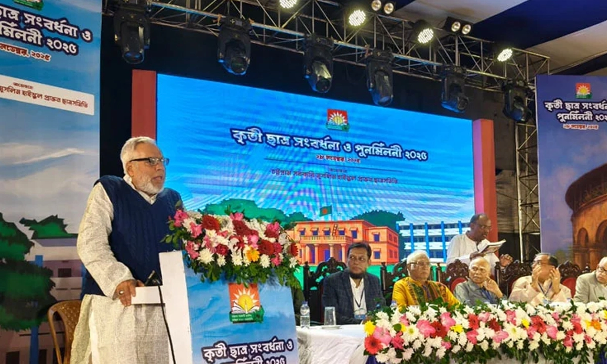 কৃতী ছাত্র সংবর্ধনা ও পুনর্মিলনী উপলক্ষে আয়োজিত অনুষ্ঠানে প্রধান অতিথির বক্তব্য দেন উপদেষ্টা ফাওজুল কবির খান। ছবি- সংগৃহীত