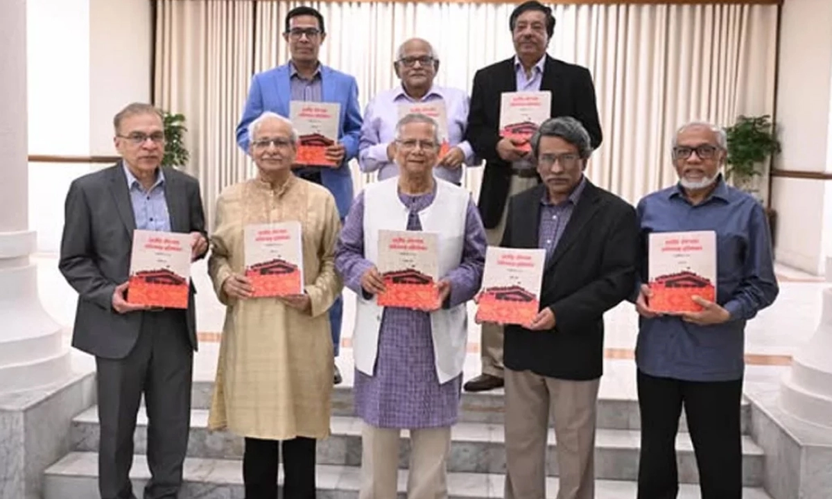 প্রধান উপদেষ্টা ড. মুহাম্মদ ইউনূসের সঙ্গে জাতীয় ঐকমত্য কমিশনের সদস্যবৃন্দ। ছবি- সংগৃহীত