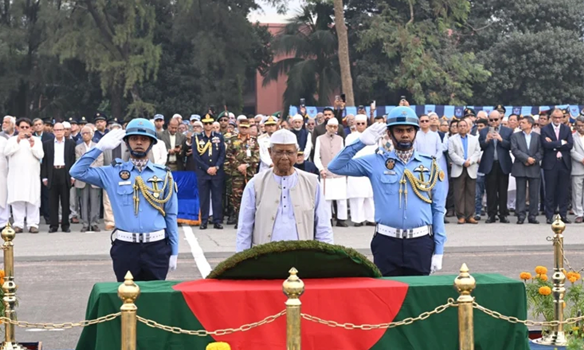 বাংলাদেশের প্রথম বিমান বাহিনী প্রধান এয়ার ভাইস মার্শাল এ কে খন্দকারের জানাজায় অংশ নেন প্রধান উপদেষ্টা। ছবি- সংগৃহীত