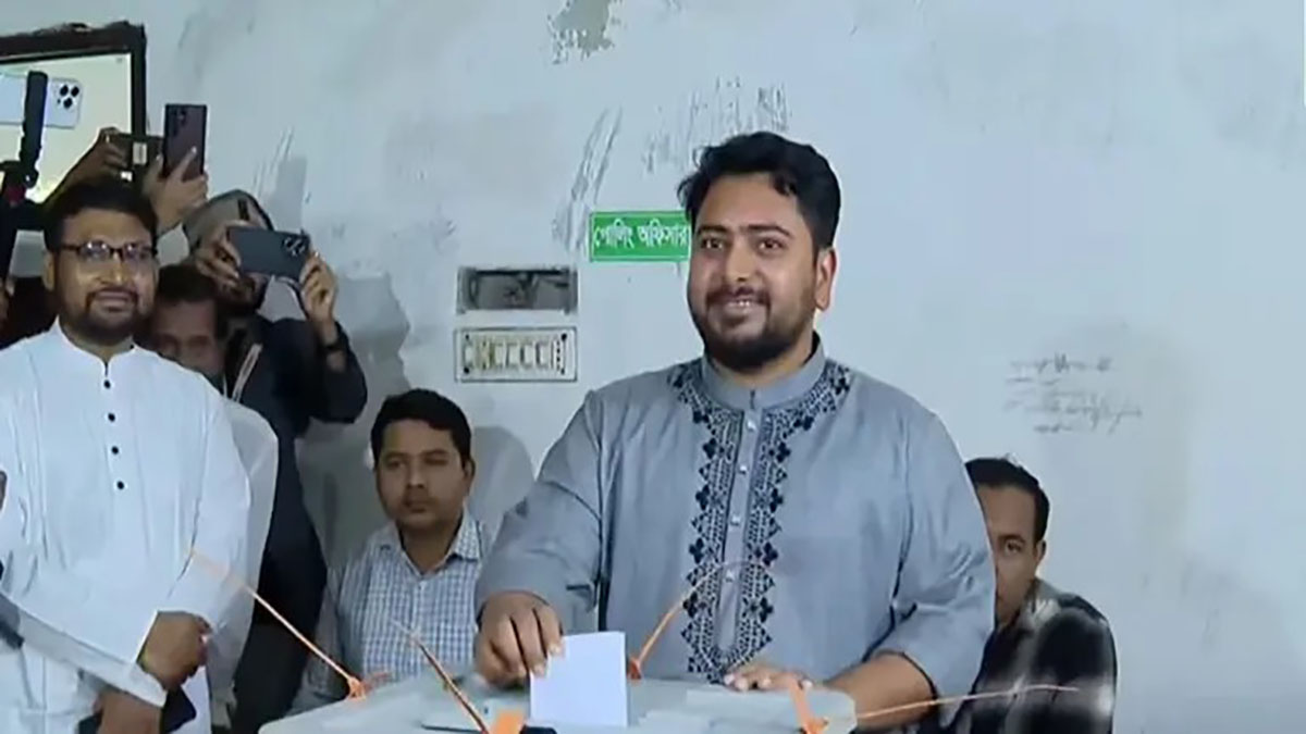 নাহিদ ইসলাম ভোট দিয়েছেন। ছবি : সংগৃহীত