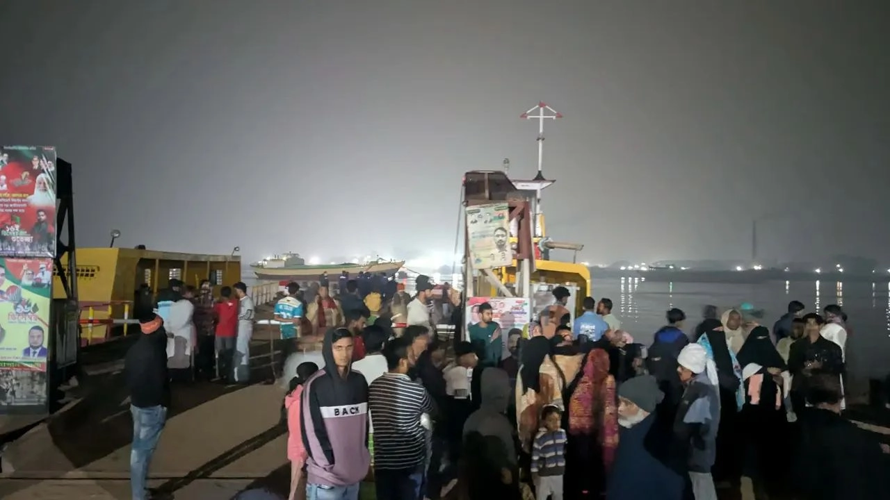 ধলেশ্বরী নদীতে পড়ে গেছে ট্রাকসহ ৫ যানবাহন। ছবি : সংগৃহীত
