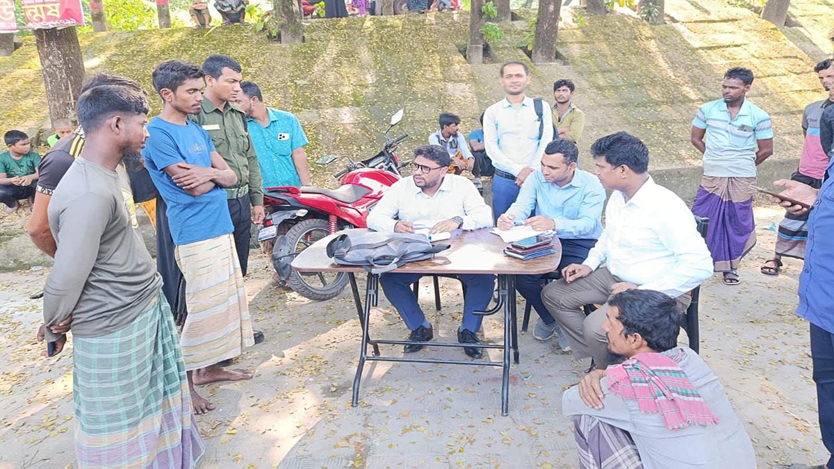 জেলেদেরকে অর্থদণ্ড করেন উপজেলা নির্বাহী কর্মকর্তা ও নির্বাহী ম্যাজিস্ট্রেট মো. রায়হান-উজ্জামান। ছবি- রূপালী বাংলাদেশ