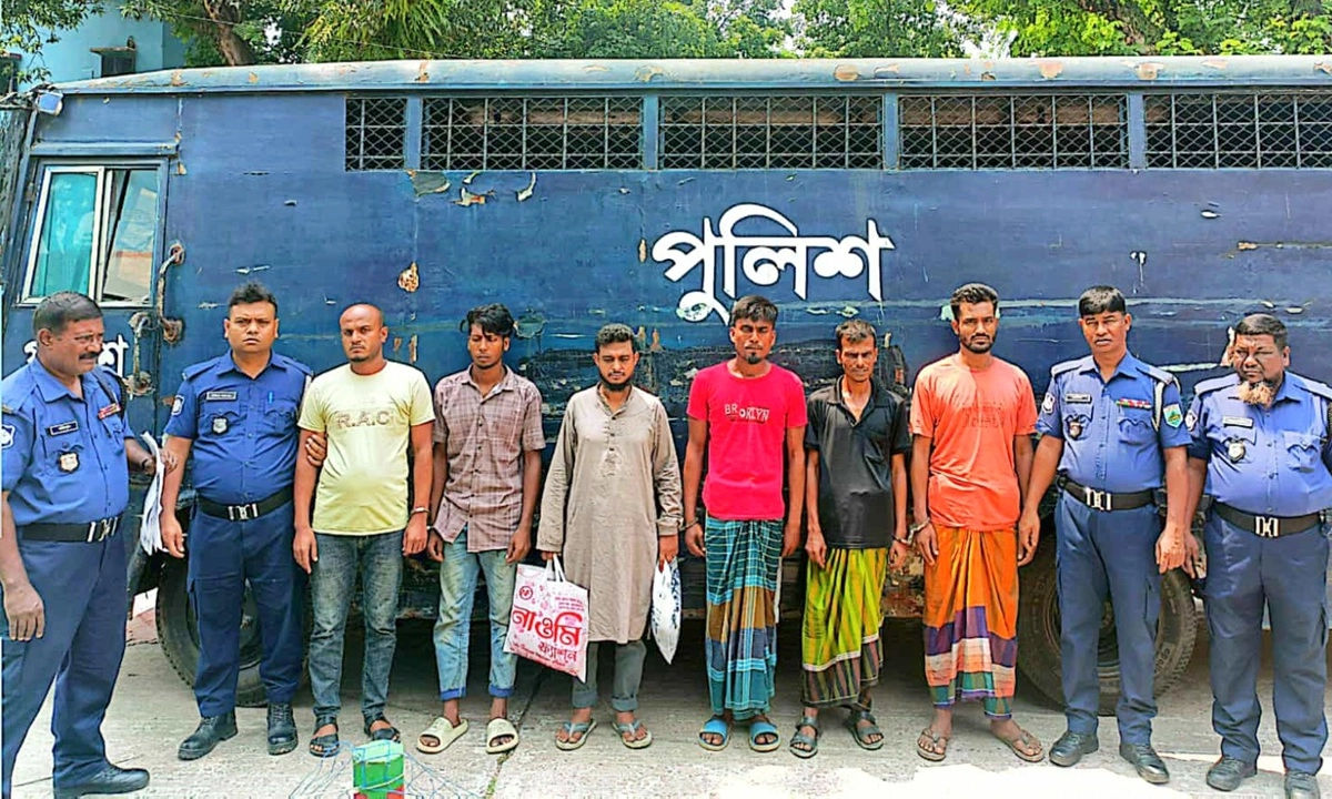 গ্রেপ্তারকৃতরা। ছবি : রূপালী বাংলাদেশ