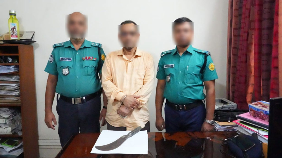 পুলিশের হাতে গ্রেপ্তার নজরুল ইসলাম।