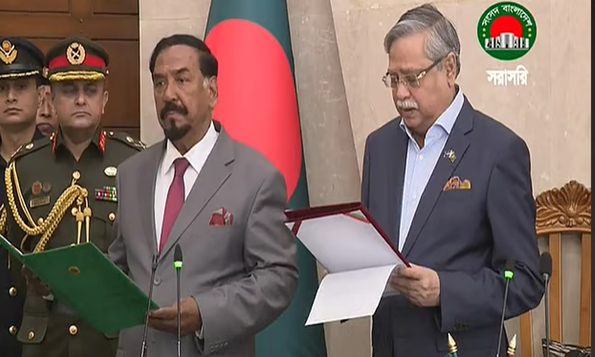 স্পিকারকে শপথ পড়াচ্ছেন রাষ্ট্রপতি মো. সাহাবুদ্দিন। ছবি : সংগৃহীত