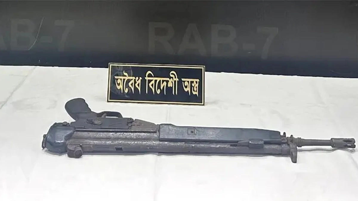 পরিত্যক্ত অবস্থায় উদ্ধার করা বিদেশি রাইফেল। ছবি: সংগৃহীত