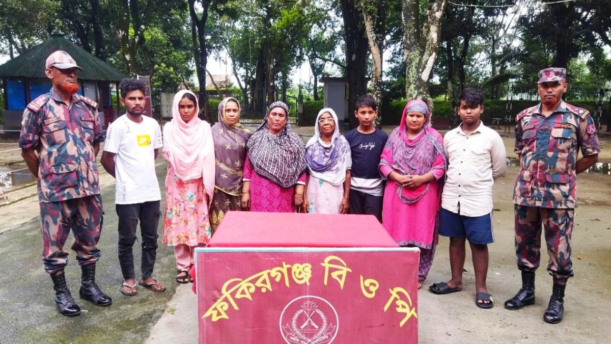 ঠাকুরগাঁওয়ের পীরগঞ্জ সীমান্তে ঠেলে পাঠানো আটক ৮ জন। ছবি- রূপালী বাংলাদেশ