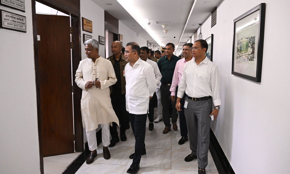 বিভিন্ন মন্ত্রণালয় পরিদর্শন করেন প্রধানমন্ত্রী তারেক রহমান। ছবি : সংগৃহীত