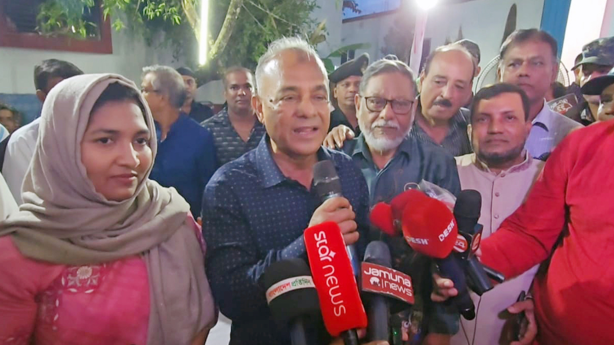 মুন্সীগঞ্জের সিরাজদিখানে পূজা মণ্ডপ পরিদর্শনকালে সাংবাদিকদের সঙ্গে কথা বলেন স্বরাষ্ট্র উপদেষ্টা জাহাঙ্গীর আলম চৌধুরী। ছবি- সংগৃহীত