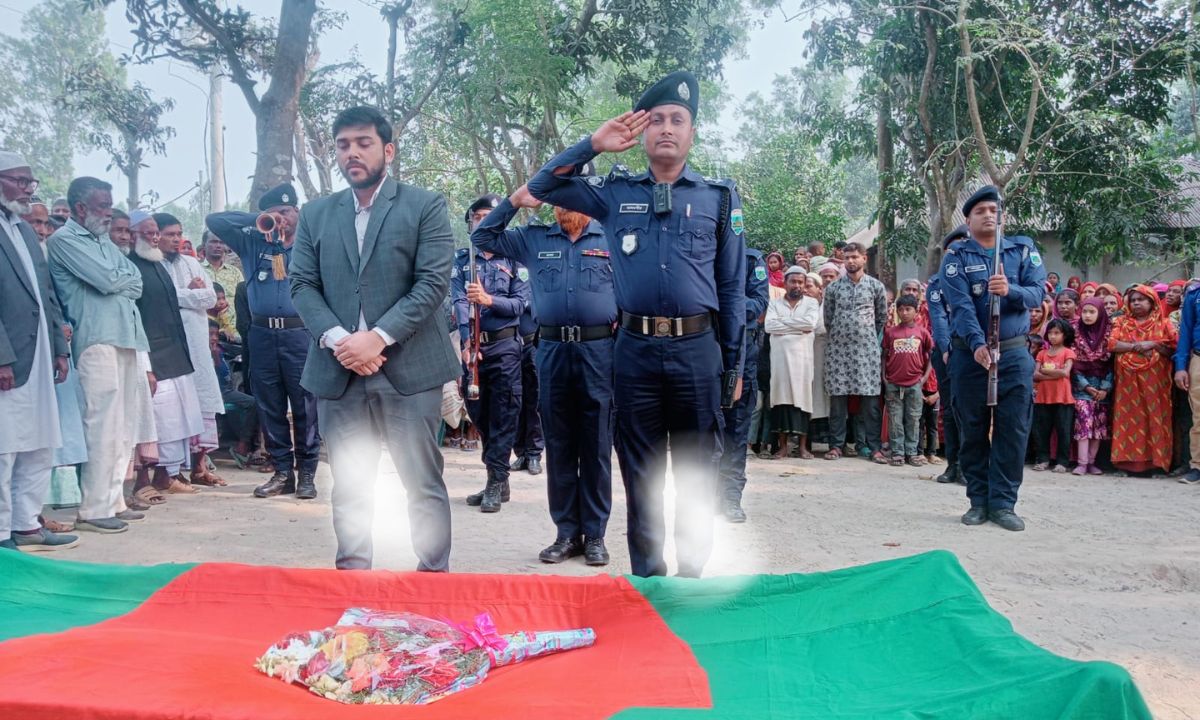 বীর মুক্তিযোদ্ধা ইয়াছিন আলীকে রাষ্ট্রীয় মর্যাদায় দাফন। ছবি : রূপালী বাংলাদেশ