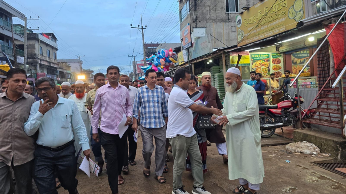 ৩১ দফার লিফলেট বিতরণ ও গণসংযোগ করেছে মাটিরাঙ্গা পৌর বিএপি ও অঙ্গসংগঠনের নেতৃবৃন্দ। ছবি- রূপালী বাংলাদেশ