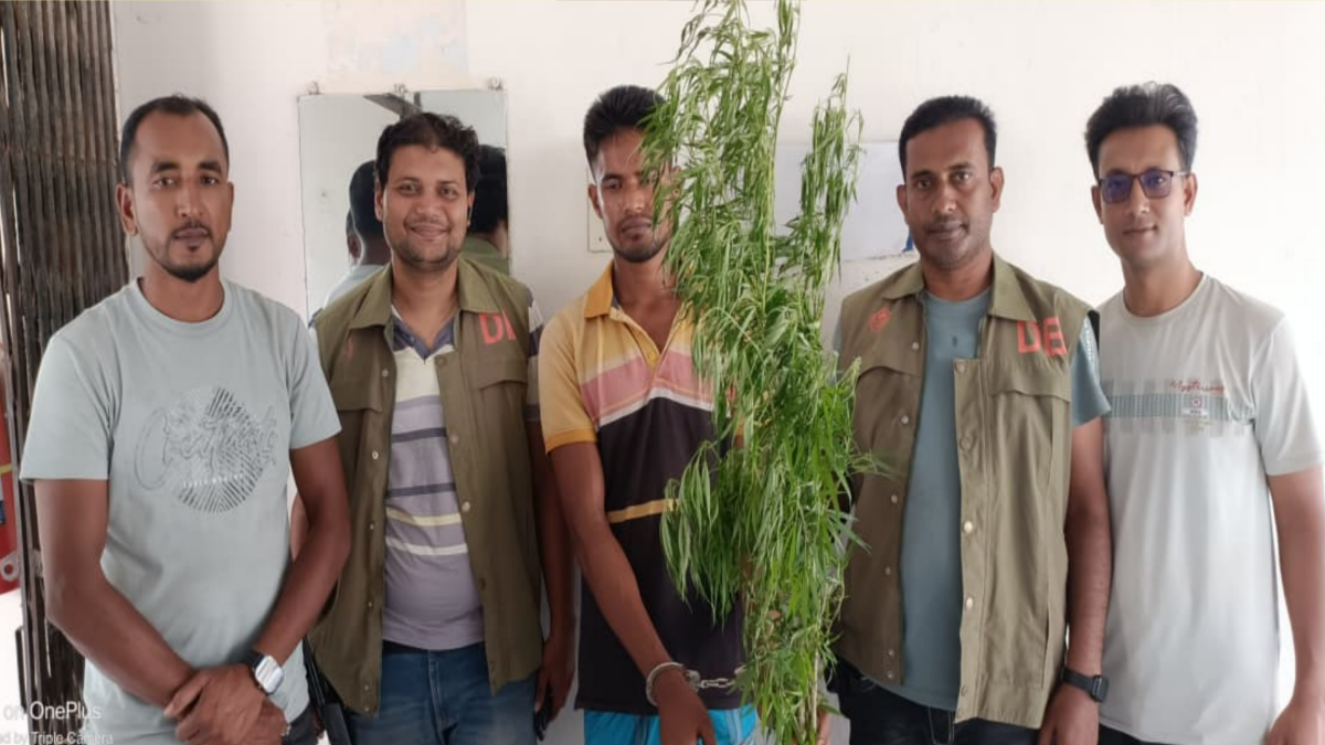 আটককৃত মাদক কারবারি।  ছবি- রূপালী বাংলাদেশ